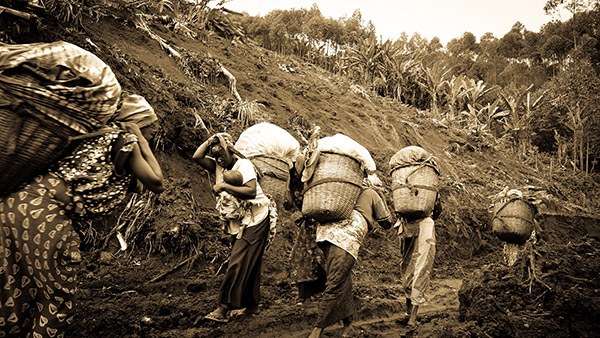 Villlagers leaving their homes fearing attack, Masisi, North Kivu, DRC. Photograph David Pratt for Concern