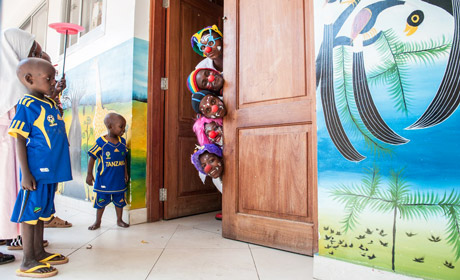 Clowns entertain the children at Muhimbili National Hospital (Photo by Trish Scanlon, Copyright: Irish Aid)