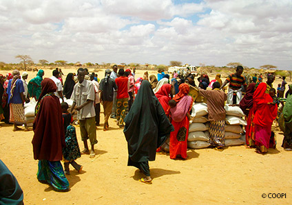 Local people affected by the Somali food crisis receiving supplies, Dollow, Somalia
Photographer: COOPI