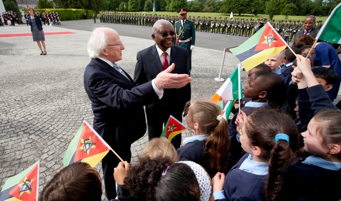 President Guebuza of Mozambique meets school children at Aras an Uachtarain. Photo: DFAT