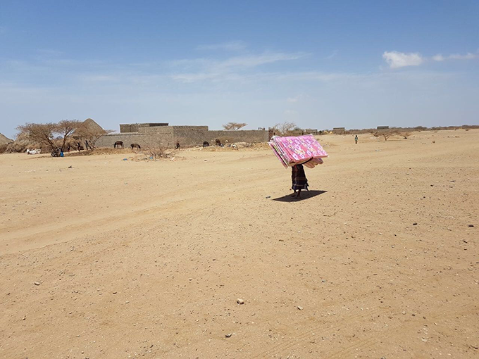 Credit: UNHCR, 2016: Woman walking in Mokha, Yemen